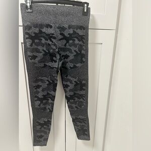 Abs2b seamless legging black/gray camo print -New